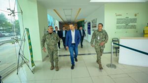 Adrián de la Garza, alcalde de Monterrey, recorrió las instalaciones del Hospital Regional Militar de Especialidades.