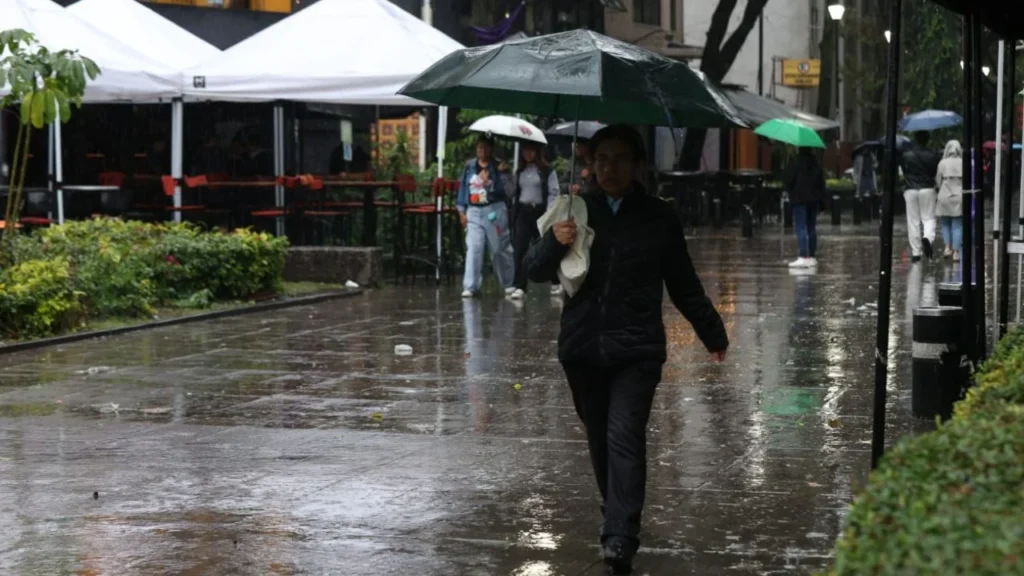 La SGIRPC activó alertas amarilla y naranja para 12 alcaldías por lluvia fuerte para la tarde y noche de este sábado 28 de junio en CDMX.