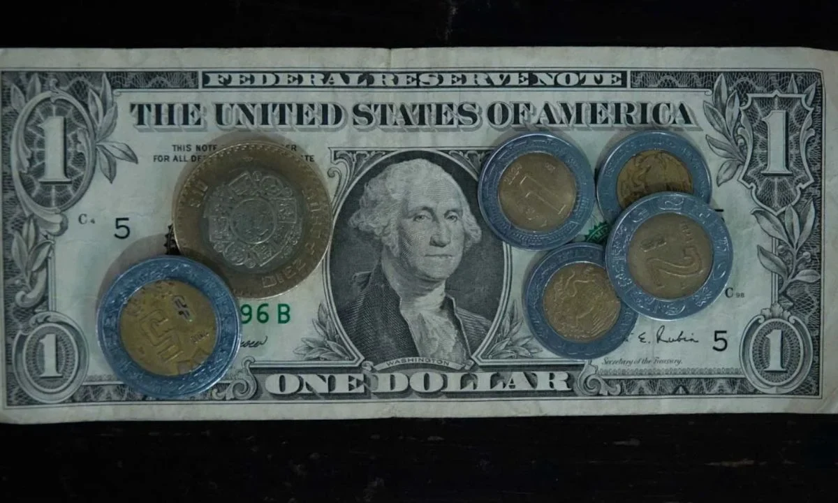 El peso mexicano cerró la sesión con una apreciación de 0.18% o 3.4 centavos, cotizando alrededor de 19.14 pesos por dólar.