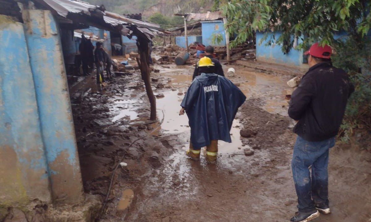 En el poblado de Ajolotla, viviendas quedaron llenas de lodo.