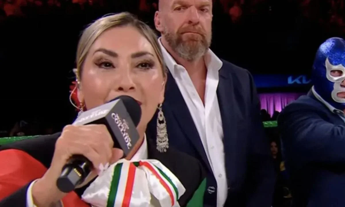 La cantante Deyra Barrera se equivocó en el Himno Nacional Mexicano en el WWE Worlds Collide.