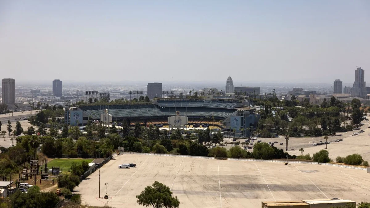 Los Dodgers de Los Ángeles, vigentes campeones de las Grandes Ligas de béisbol, dijeron este jueves que negaron la entrada a su estadio a un grupo de agentes federales de inmigración de Estados Unidos.