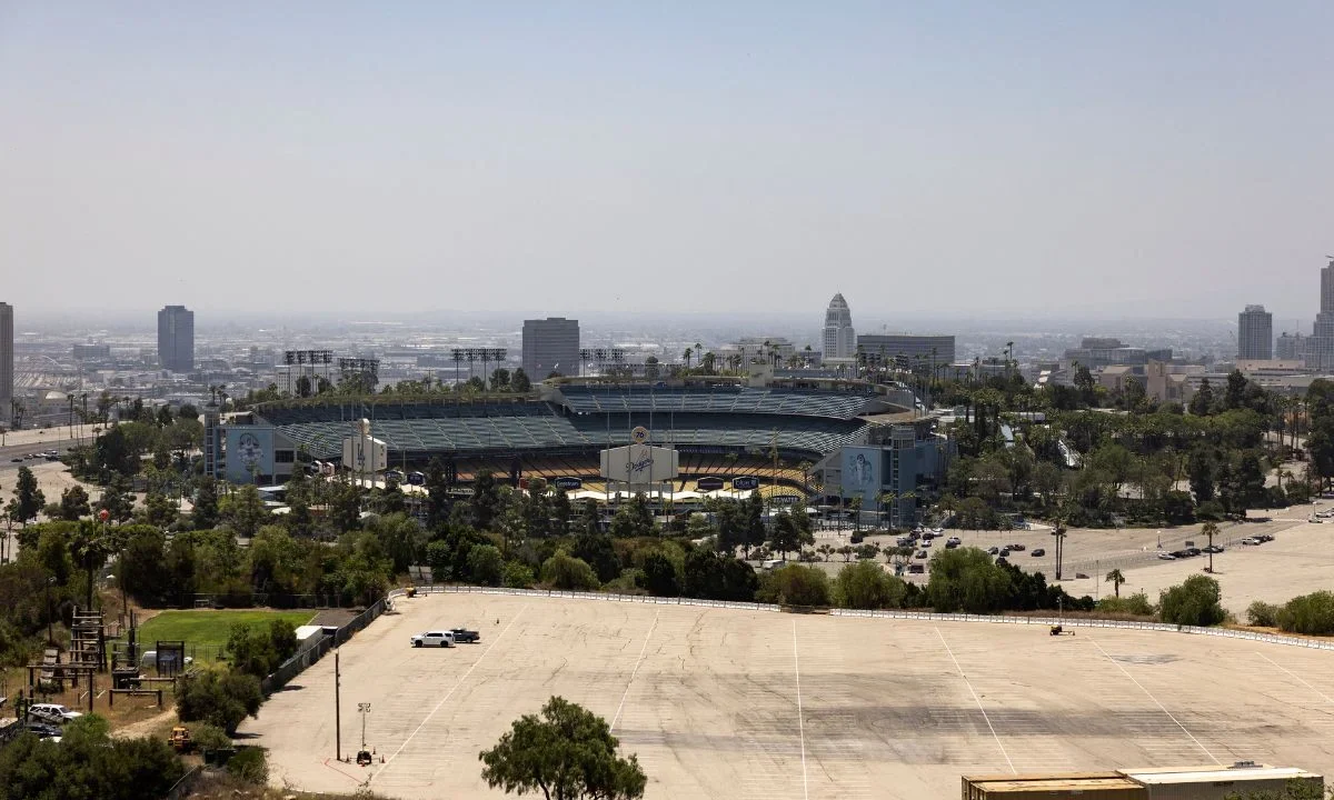 Los Dodgers de Los Ángeles, vigentes campeones de las Grandes Ligas de béisbol, dijeron este jueves que negaron la entrada a su estadio a un grupo de agentes federales de inmigración de Estados Unidos.