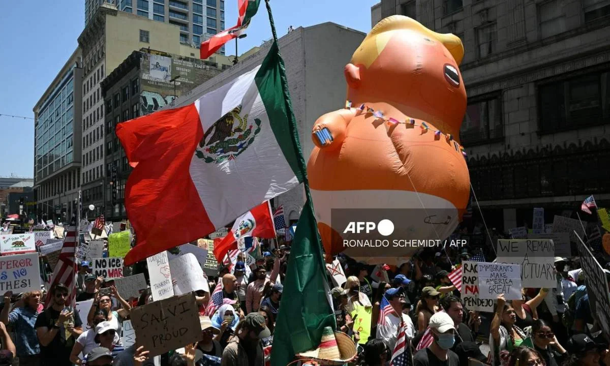 "¡Donald Trump tiene que irse!", gritó una muchedumbre en Nueva York, en una de las muchas protestas de este sábado.