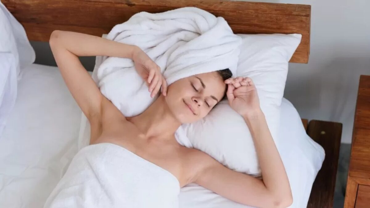 ¿Es bueno o malo dormir con el cabello mojado?