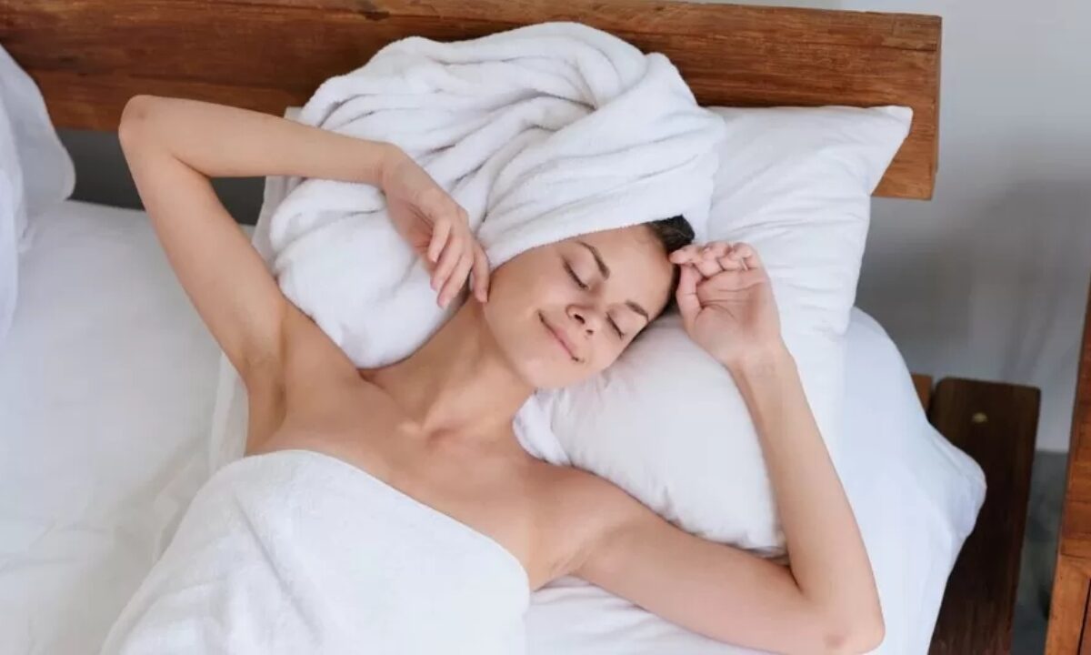 ¿Es bueno o malo dormir con el cabello mojado?