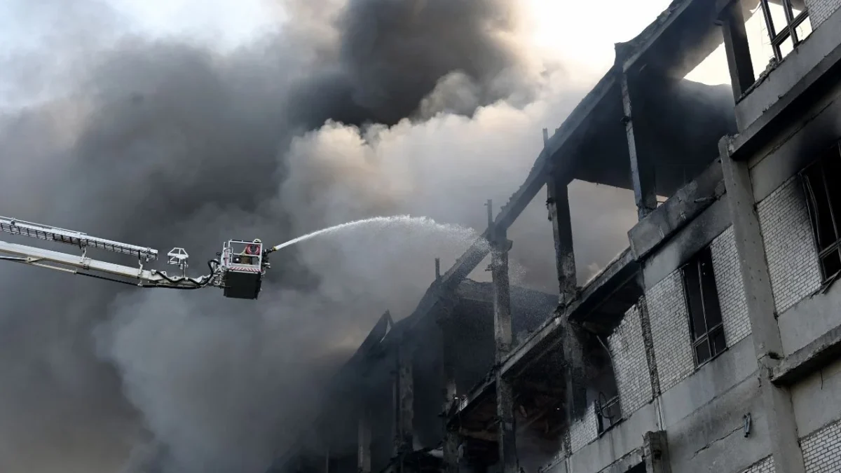 Ciudades estratégicas de Ucrania fueron bombardeadas por drones explosivos, en un ataque coordinado que causó víctimas, heridos y graves daños a edificios.
