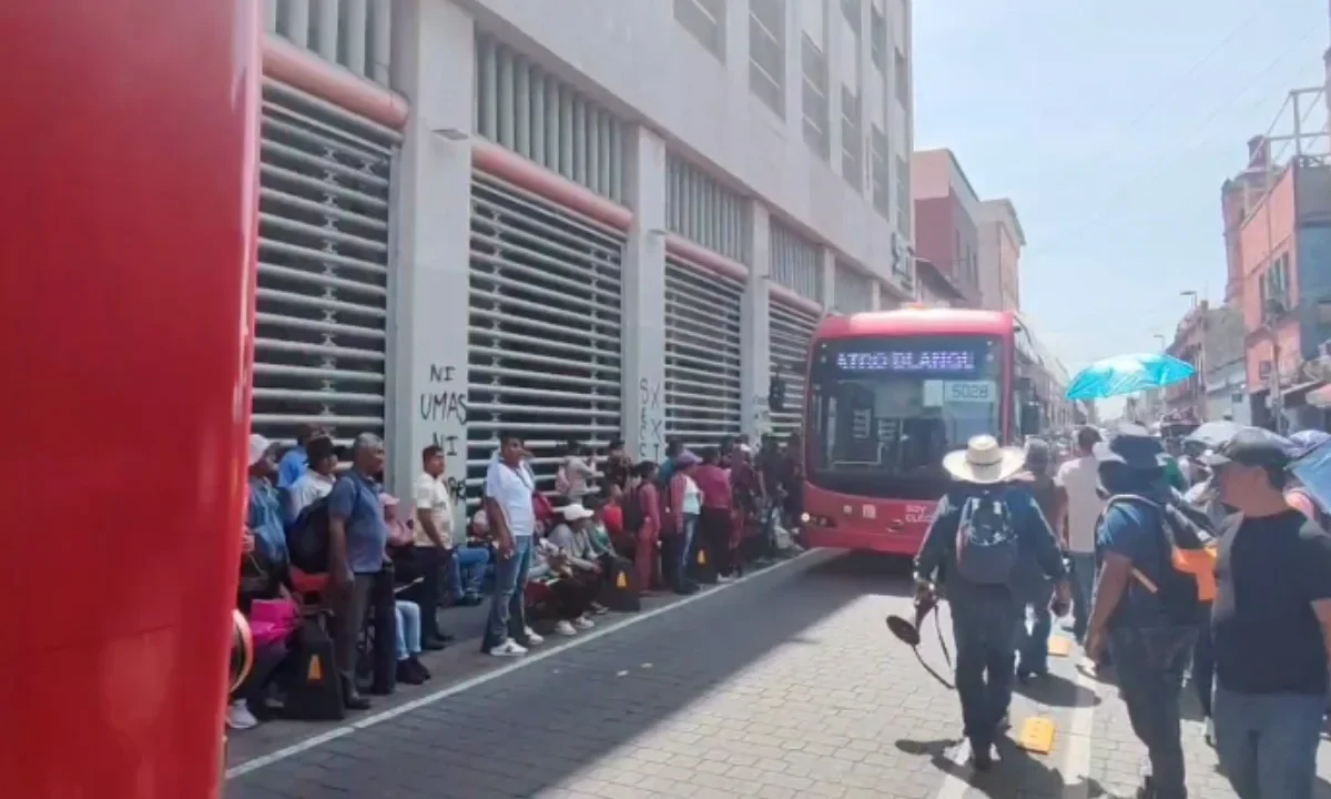 Presuntos integrantes de la CETEG rompieron una puerta del SNTE