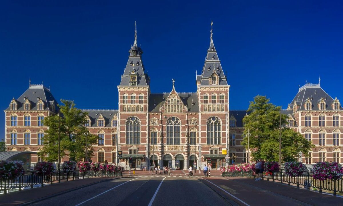 El Rijksmuseum de Ámsterdam exhibe desde ayer un preservativo de casi 200 años de antigüedad, con un dibujo erótico de una monja.