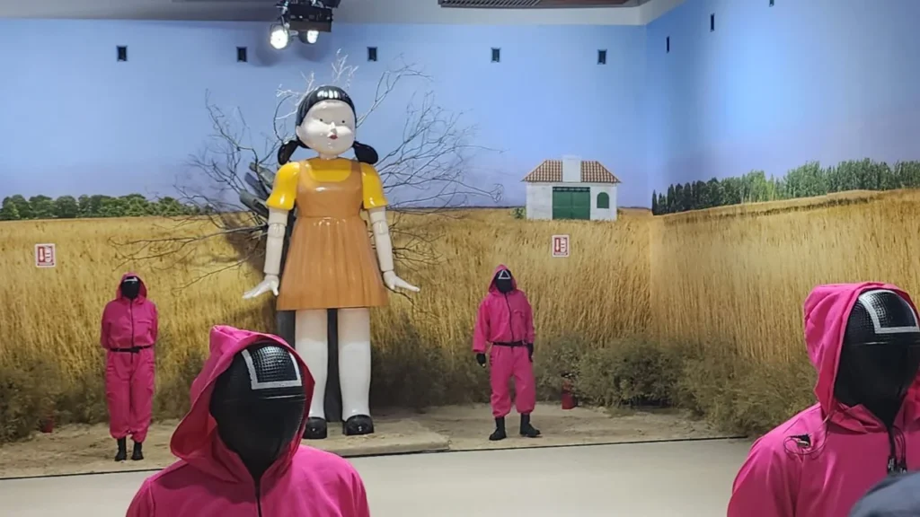 Las reglas son idénticas a las de la serie: avanzar mientras la muñeca habla y quedarse inmóvil cuando guarde silencio.