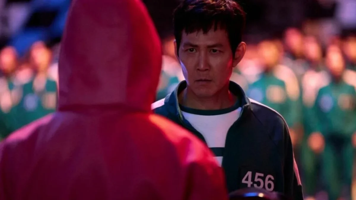 Miles de fans de Squid Game festejaron con un desfile en el centro de Seúl, Corea, el estreno de la última temporada de la serie, en la que los asistentes iban disfrazados con los uniformes emblemáticos.