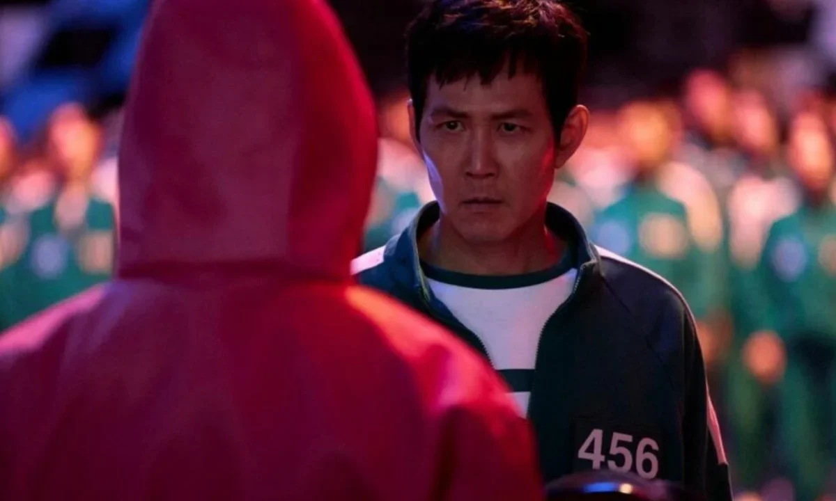 Miles de fans de Squid Game festejaron con un desfile en el centro de Seúl, Corea, el estreno de la última temporada de la serie, en la que los asistentes iban disfrazados con los uniformes emblemáticos.