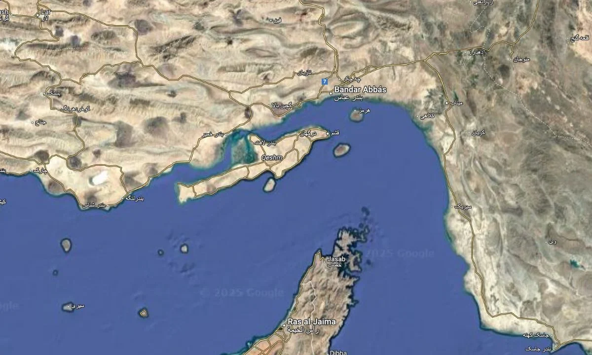 La Asamblea Consultiva Islámica y el Parlamento de Irán, recomendaron el cierre del estrecho de Ormuz, uno de los principales pasos comerciales y económicos del mundo, en represalia al ataque de Estados Unidos contra las instalaciones nucleares del país, aunque la decisión final quedará en manos del líder supremo, el ayatolá Alí Jamenei.