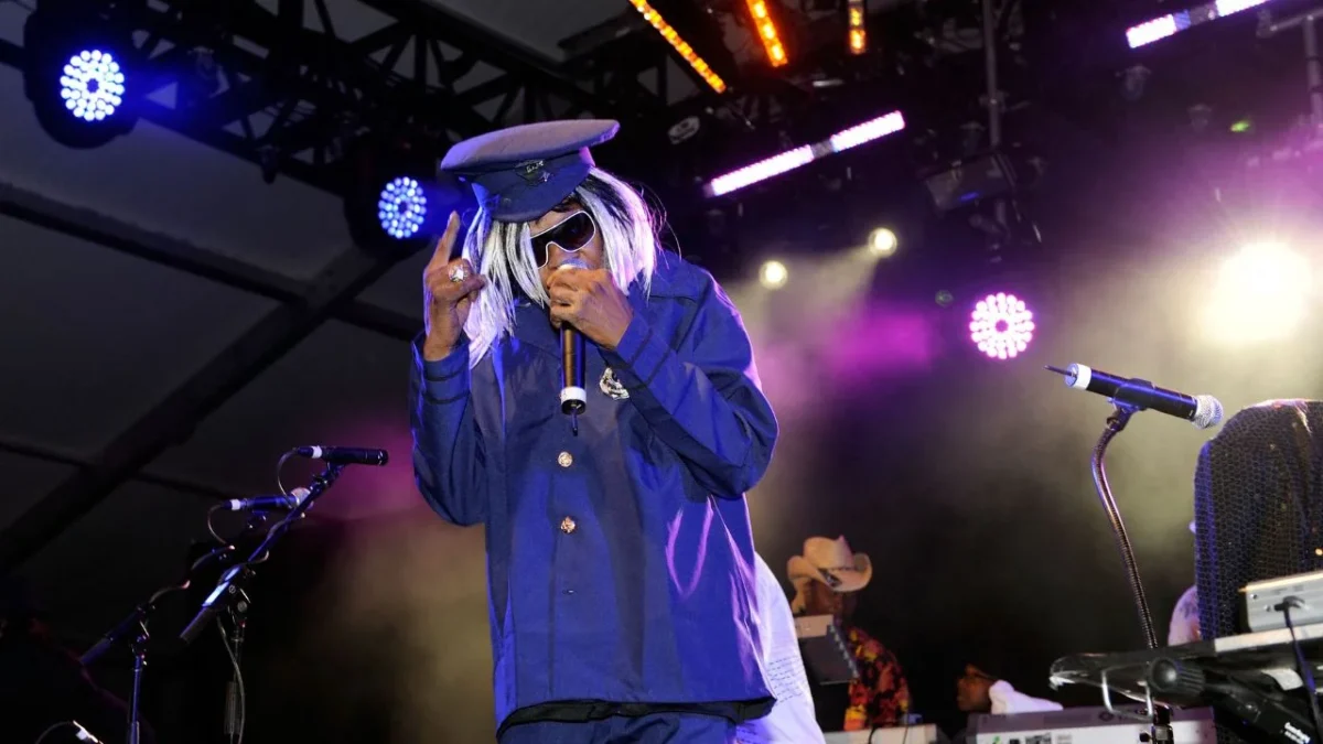 El genio del funk Sly Stone, líder de una banda pionera en la integración racial, falleció a los 82 años, informó su familia a la prensa estadounidense este lunes.
