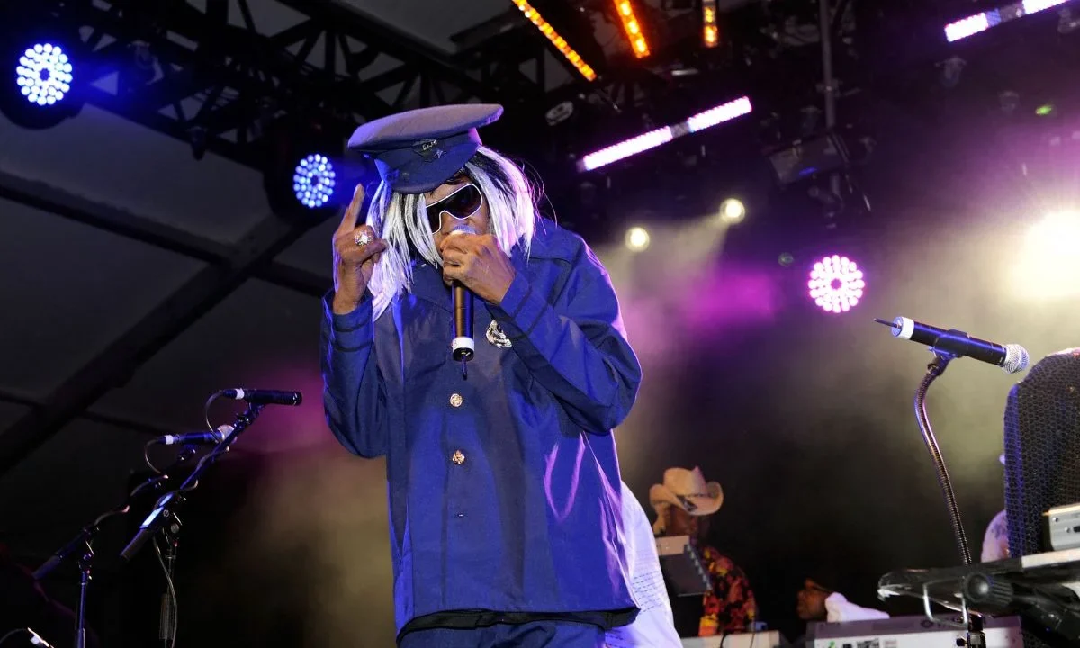 El genio del funk Sly Stone, líder de una banda pionera en la integración racial, falleció a los 82 años, informó su familia a la prensa estadounidense este lunes.