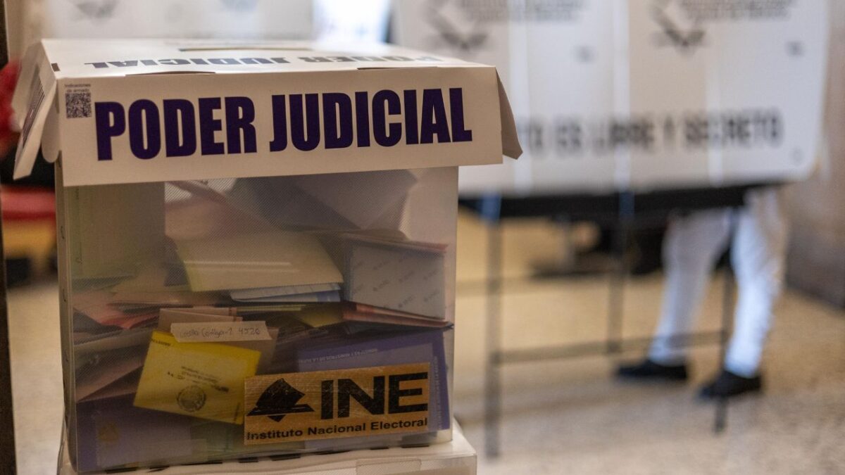 Al corte de las 10:51 horas, el Instituto Electoral de la Ciudad de México (IECM) reportó el avance del cien por ciento en la instalación de 6 mil 134 casillas seccionales únicas para la elección judicial local.