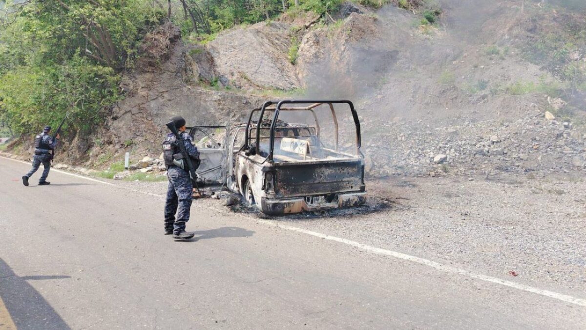 De acuerdo a la Secretaría de Seguridad del Pueblo, los policías fallecieron quemados, junto con la unidad, en Frontera Comalapa.