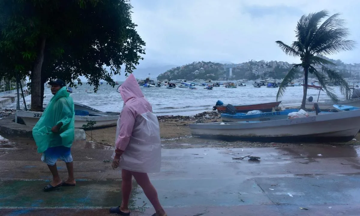 Emiten alerta roja por arribo del huracán Erick en los estados de Guerrero y Oaxaca.
