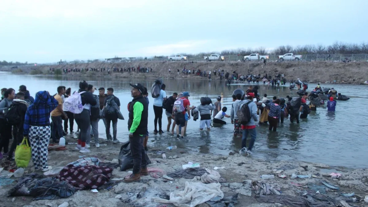 Migrantes cruzan a EU cerca de Piedras Negras, Coahuila, donde ya eran esperados por la Patrulla Fronteriza. 