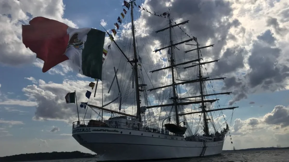 Buque español rinde homenaje al "Cuauhtémoc" en Nueva York.