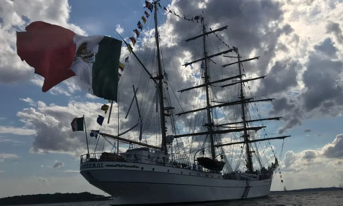 Buque español rinde homenaje al "Cuauhtémoc" en Nueva York.