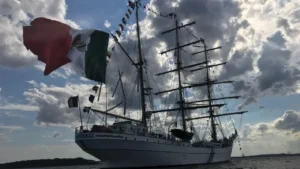 Buque español rinde homenaje al "Cuauhtémoc" en Nueva York.