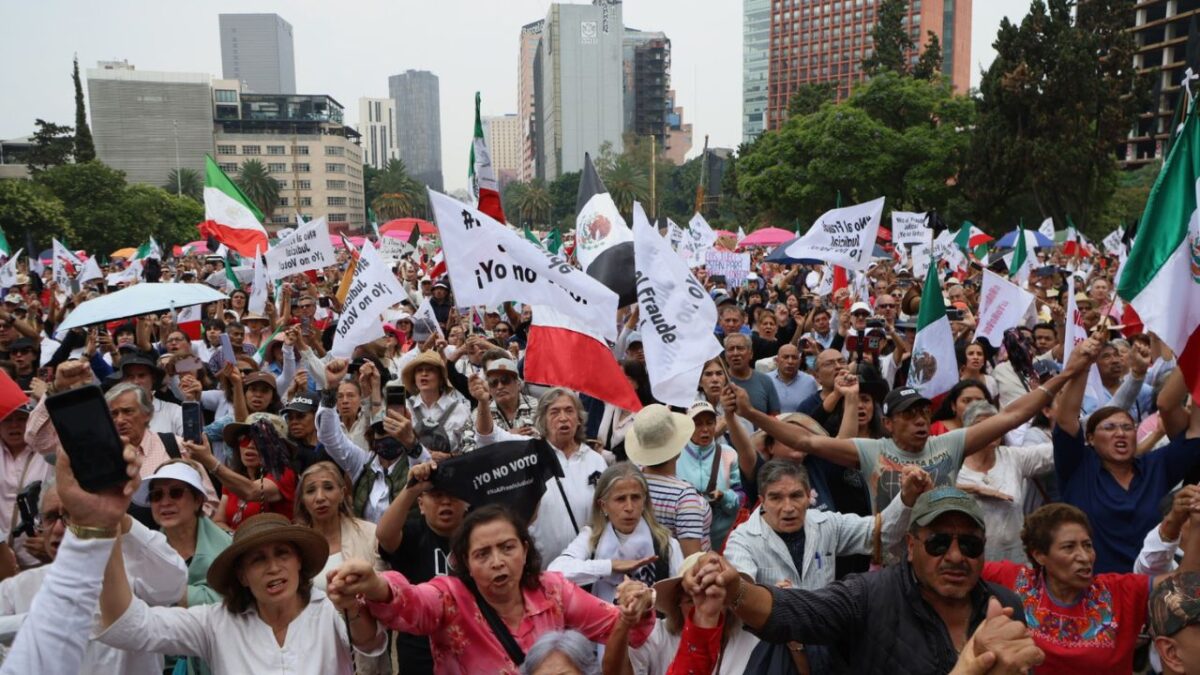Cientos de ciudadanos marcharon este domingo para mostrar su desaprobación a la elección judicial; a la par en las puertas de la Corte dejaron una corona funebre.