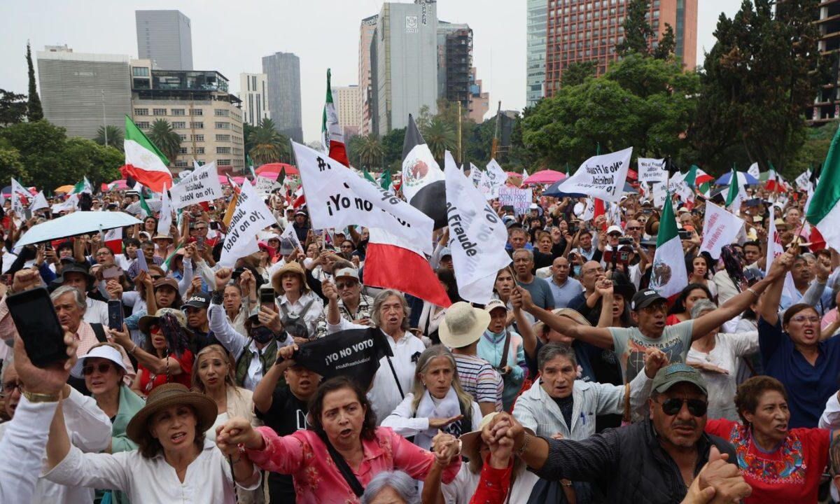 Cientos de ciudadanos marcharon este domingo para mostrar su desaprobación a la elección judicial; a la par en las puertas de la Corte dejaron una corona funebre.