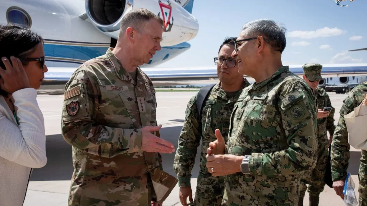 En Texas, titulares de Marina y Defensa vistan al comandante del Comando Norte