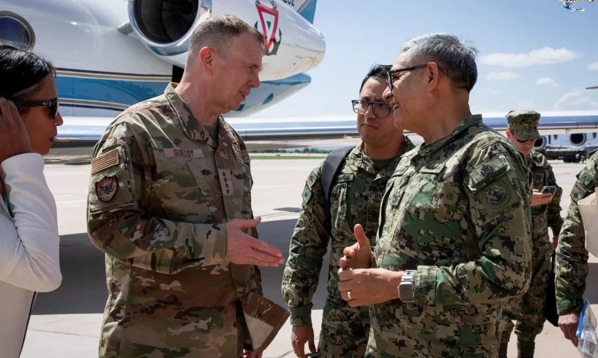 En Texas, titulares de Marina y Defensa vistan al comandante del Comando Norte