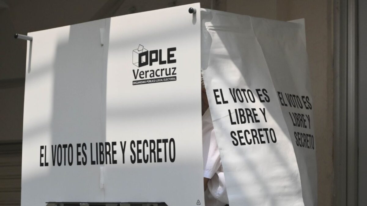 La jornada electoral en Veracruz transcurre con incidencias como hombres armados, acarreos, compra de votos y un atentado contra una coordinadora del partido Movimiento Ciudadano.