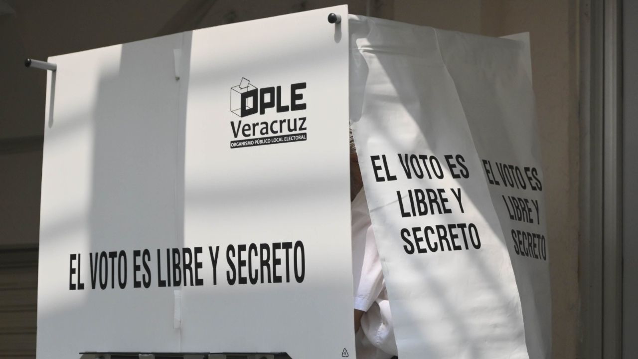 La jornada electoral en Veracruz transcurre con incidencias como hombres armados, acarreos, compra de votos y un atentado contra una coordinadora del partido Movimiento Ciudadano.