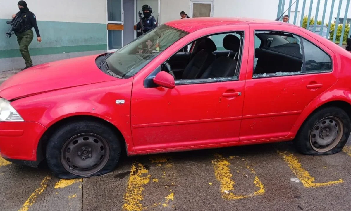 Grupos antagónicos del crimen organizado protagonizaron una serie de tiroteos en diversos puntos de Zitácuaro, Michoacán, lo que dejó como saldo la muerte de un menor y su madre y hermana heridas por impactos de bala.