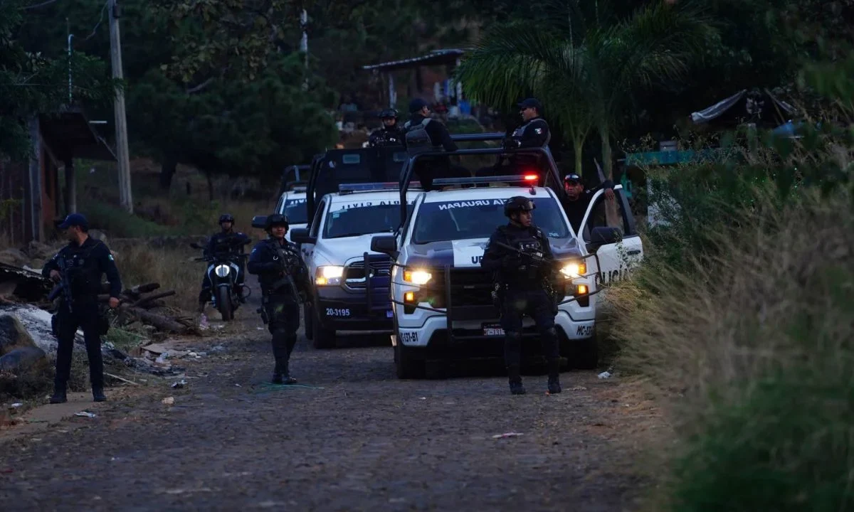 Balacera entre civiles armados y agentes de la Fiscalía de Michoacán, dejan 3 muertos y 2 de tenidos en Apatzingán.