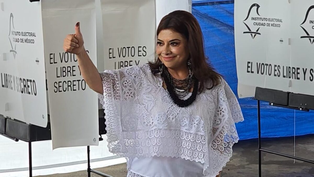 Brugada acudió a ejercer su derecho al voto en Iztapalapa