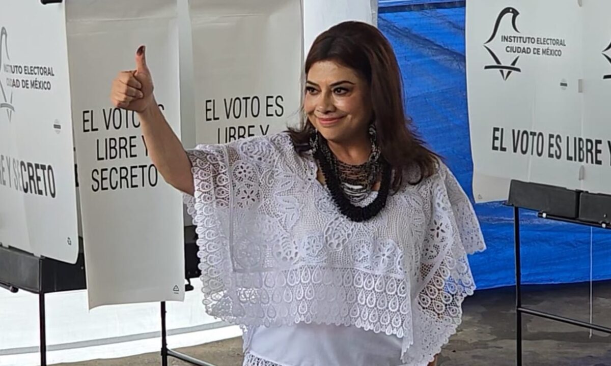 Brugada acudió a ejercer su derecho al voto en Iztapalapa