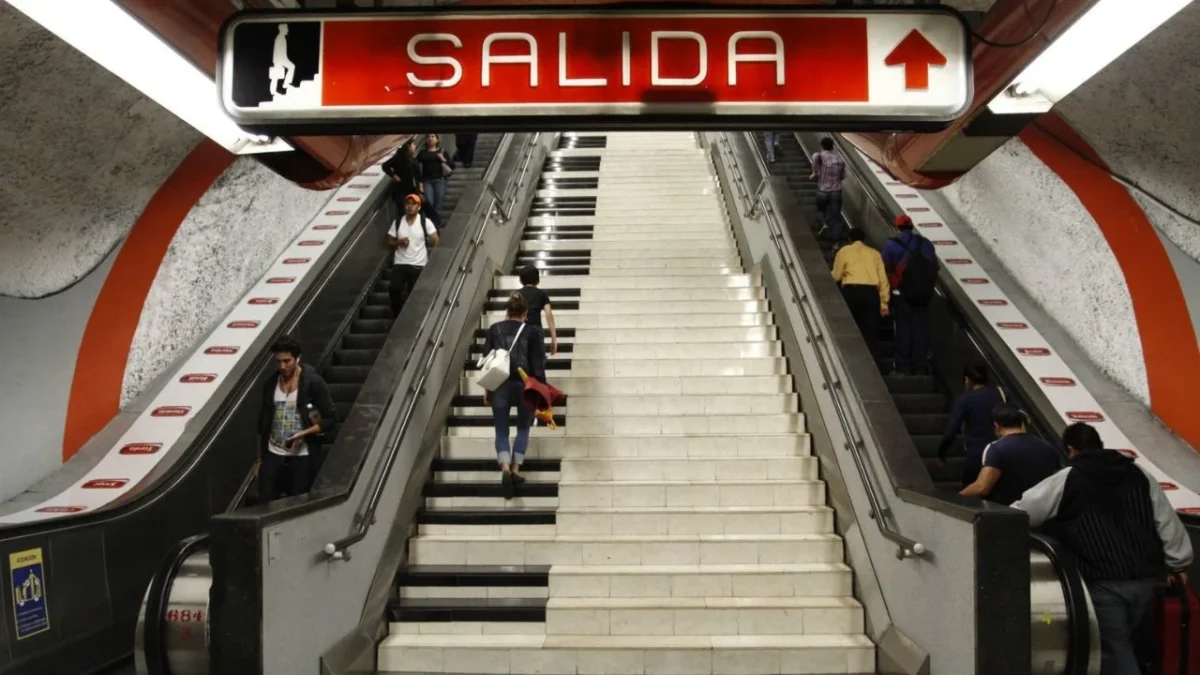 El director del Metro, Adrián Rubalcava, realizó un recorrido de supervisión por estaciones de la Línea 7, rehabilitarán escaleras eléctricas.
