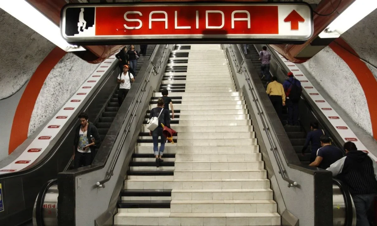 El director del Metro, Adrián Rubalcava, realizó un recorrido de supervisión por estaciones de la Línea 7, rehabilitarán escaleras eléctricas.