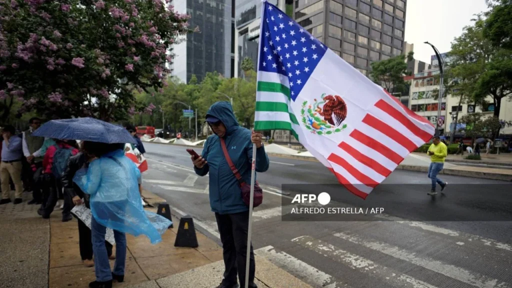 Varios ciudadanos estadounidenses salieron a calles de la Ciudad de México a protestar contra redadas migratorias ordenadas por Trump en EU.
