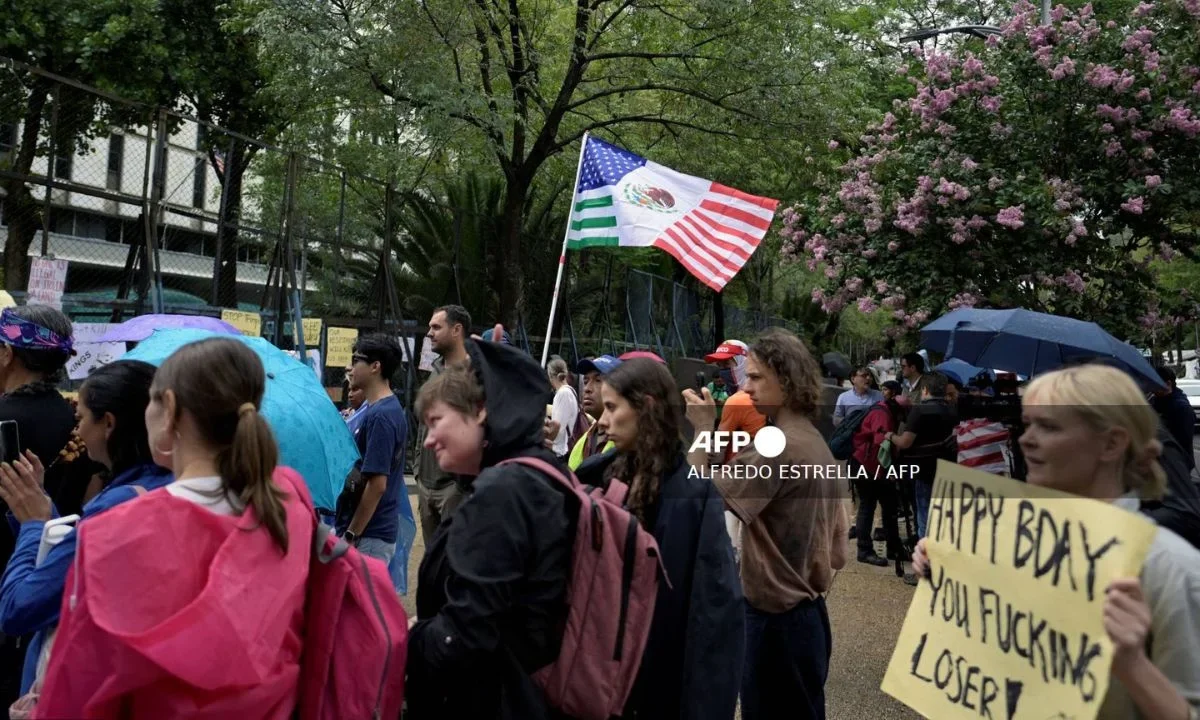 Varios ciudadanos estadounidenses salieron a calles de la Ciudad de México a protestar contra redadas migratorias ordenadas por Trump en EU.