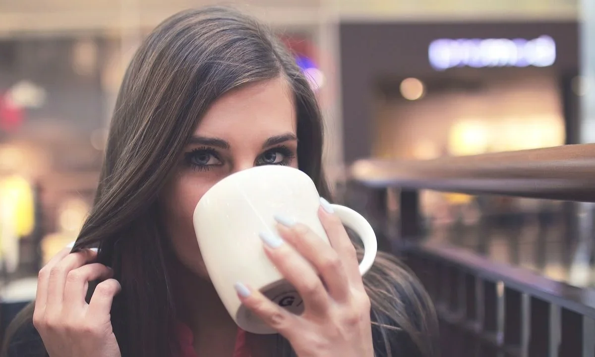 Conoce qué es y cuál es el efecto de la cafeína en el cuerpo y descubre qué pasa si consumes demasiada en bebidas como el café.