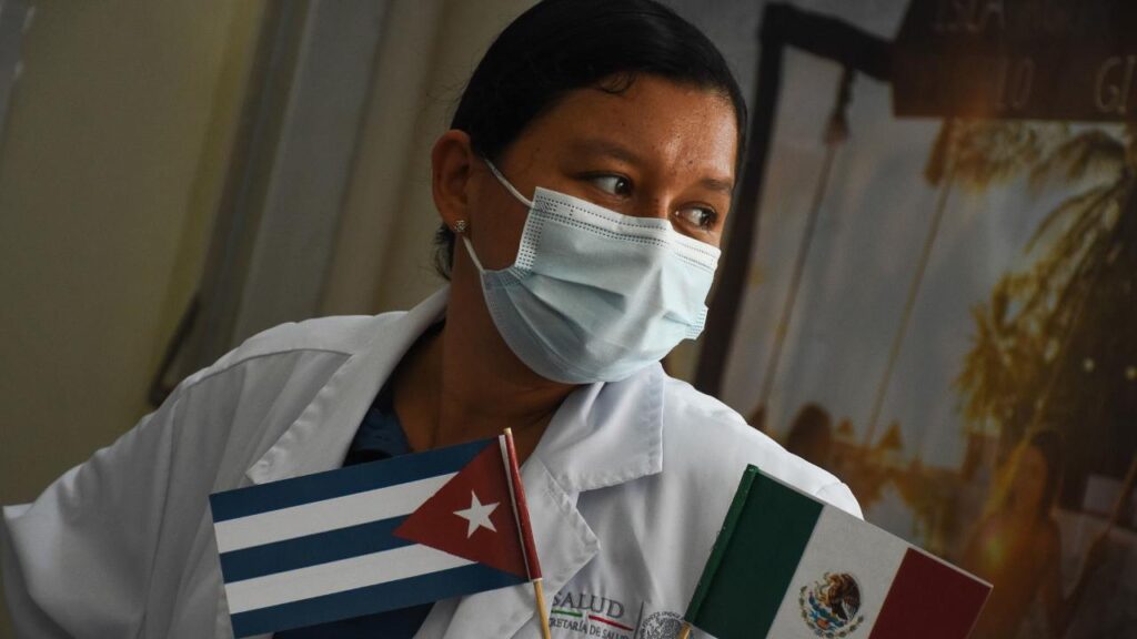En la administración del presidente López Obrador, México contrató médicos cubanos para hacer frente al déficit en el sector salud.
