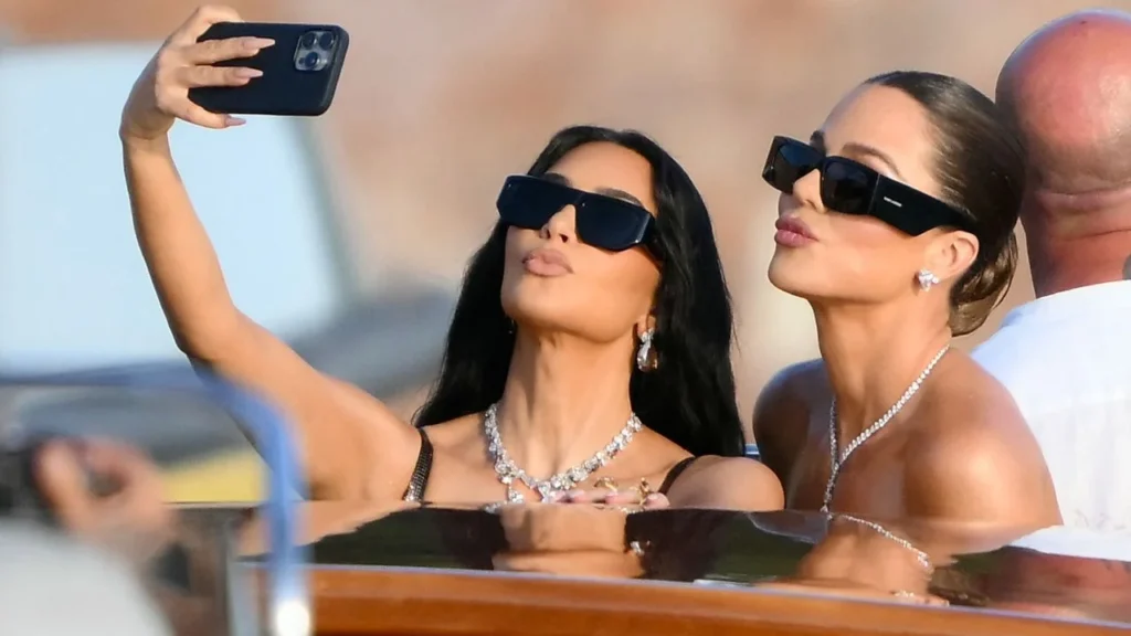 Kim y Khloe Kardashian figuran entre los invitados a la boda de Jeff Bezos y Lauren Sanchez, en Venecia.