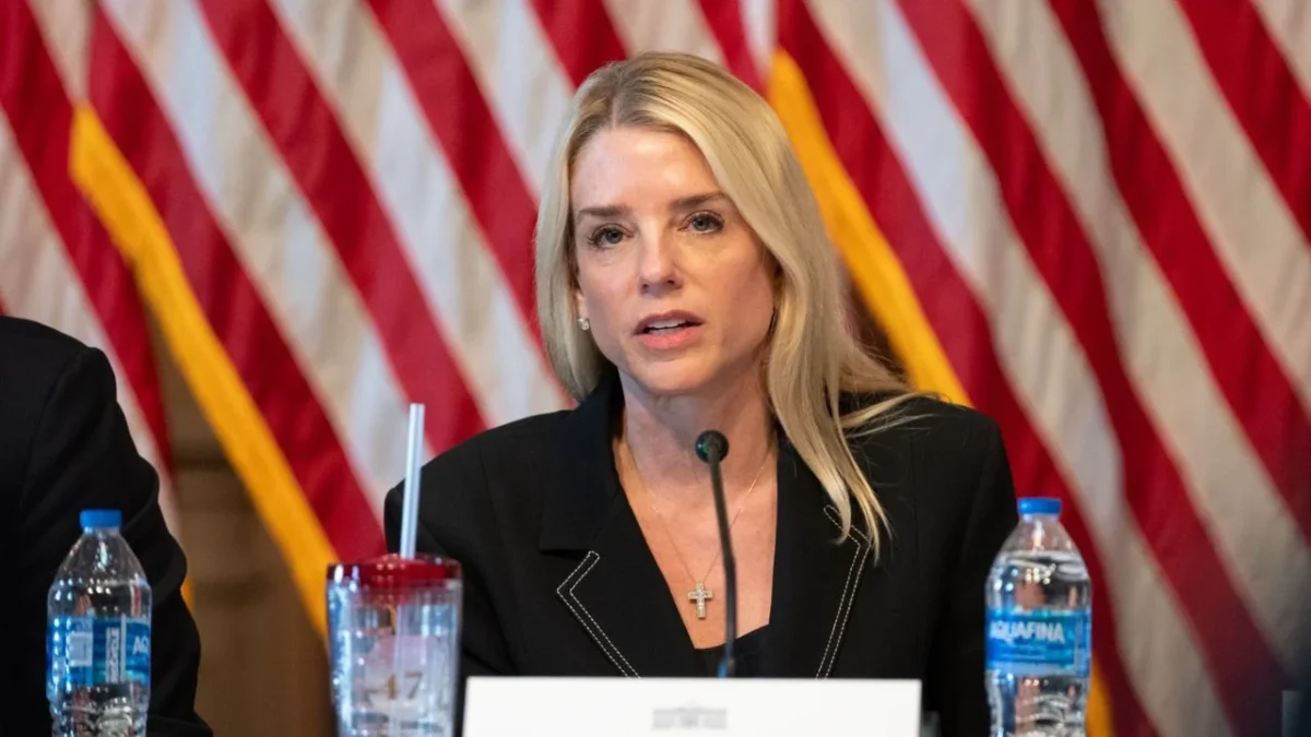 Pam Bondi, fiscal general de Estados Unidos, incluyó a México en una lista de “países adversarios” junto con Irán, Rusia y China.