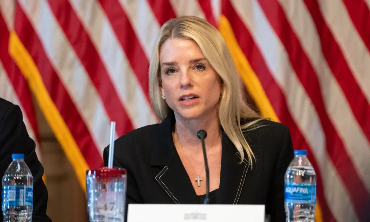 Pam Bondi, fiscal general de Estados Unidos, incluyó a México en una lista de “países adversarios” junto con Irán, Rusia y China.
