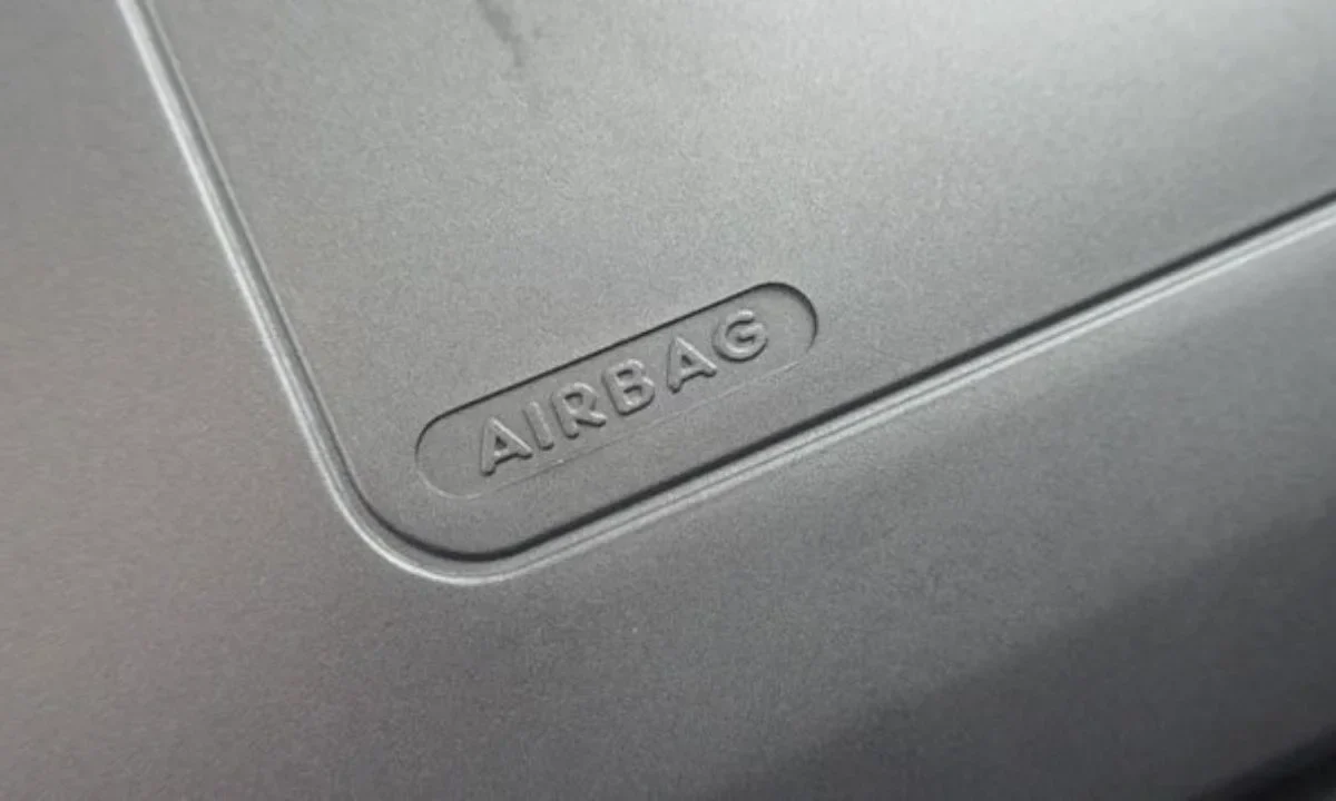 Francia ordena revisar airbags de hasta 1.7 millones de vehículos.