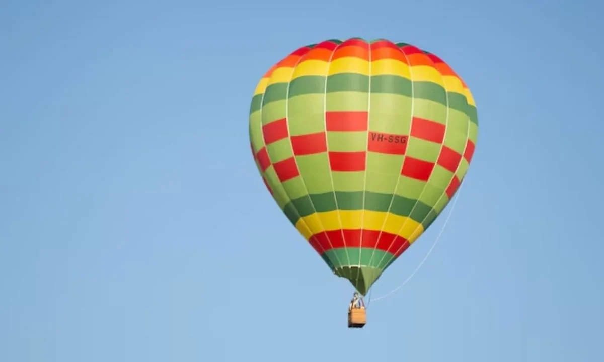 Un globo aerostático con pasajeros aterrizó de emergencia en Acolman, gracias a la pericia del piloto, el incidente no pasó a mayores.