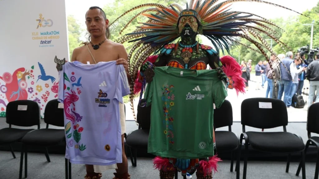 La jefa de Gobierno, Clara Brugada, presentó la playera y la medalla que se usará durante el Maratón de CDMX, inspirada en lo prehispánico.