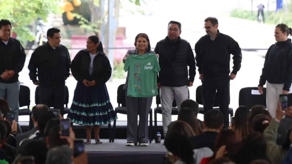 La jefa de Gobierno, Clara Brugada, presentó la playera y la medalla que se usará durante el Maratón de CDMX, inspirada en lo prehispánico.