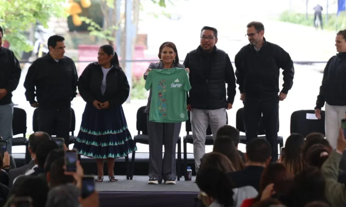 La jefa de Gobierno, Clara Brugada, presentó la playera y la medalla que se usará durante el Maratón de CDMX, inspirada en lo prehispánico.